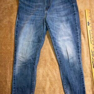 Signature by Levi Strauss & Co. Women 8 Blue High Rise Ankle Skinny Leg (O)‎
